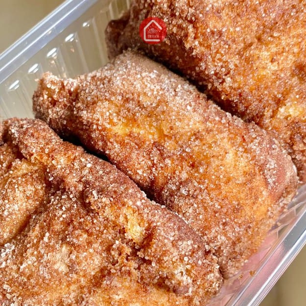 Fatias de pão douradas na frigideira, mergulhadas em leite e ovo, com açúcar e canela por cima. Crocantes por fora, macias por dentro. Uma sobremesa tradicional que abraça o coração com sabor de Natal o ano todo.