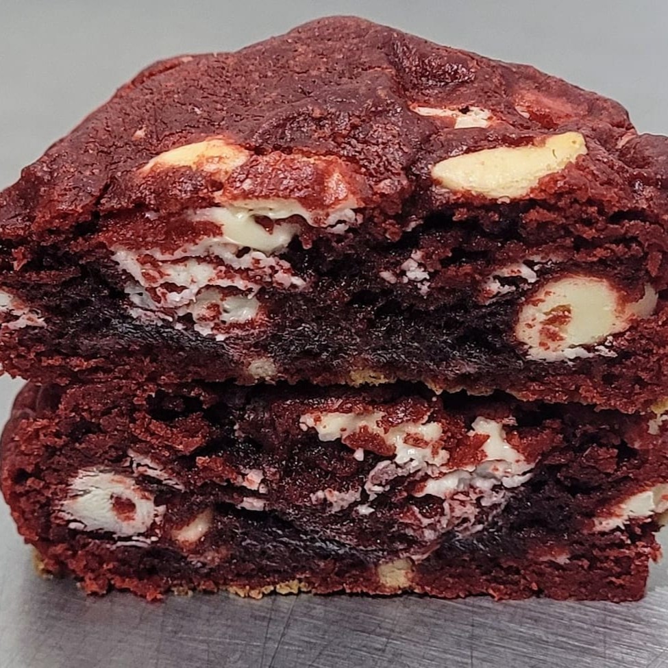 Nosso maravilhosoooo cookie red velvet tem uma combinação perfeitaaaa de cacau, baunilha e mtas gotas de  chocolate branco Fofinho e com aquela casquinha crocante   Aproximadamente 60g  Diquinha do Du : nosso cookie aquecido por 10/15 segundos no micro-ondas fica incrível também