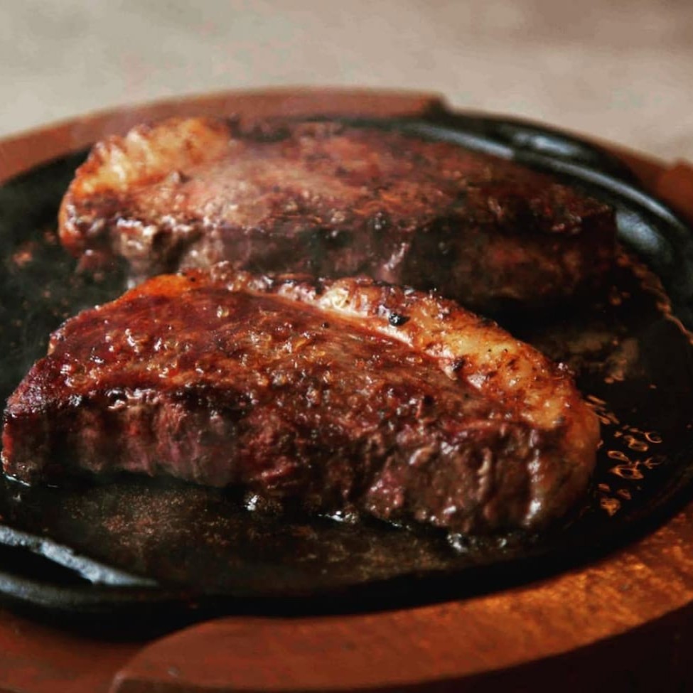 500g de picanha, acompanhados por arroz, farofa, fritas e vinagrete.