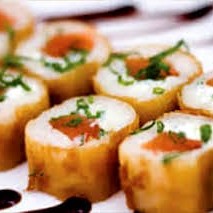 Salmão, cream cheese, gergelim, cebolinha enrolado na casquinha do harumaki