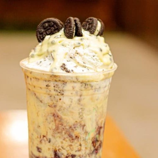 Açaí com um delicioso creme de Cookie com chocolante branco, sorvete de flocos e biscoito de Oreo. De dar água na boca.