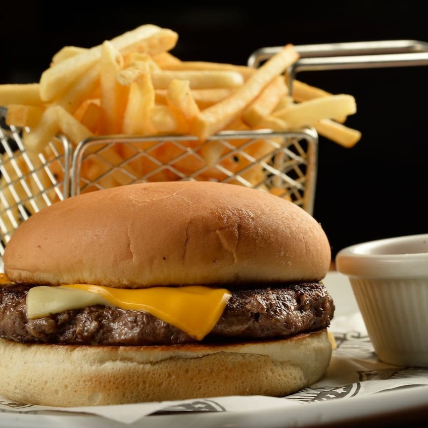 Burger infantil de 120g, pão infantil e queijo cheddar. Acompanha batata frita palito.