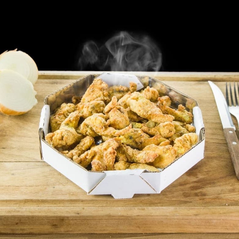 Delicioso e suculento frango empanado crocante, feito com um mix de temperos de ervas para realçar o sabor. Uma porção generosa para saborear! ( come igual pipoca de tao gostoso )