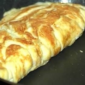 Nosso prato 'Omelete de Queijo com + 2 complementos' da categoria 'Viciantes' é uma harmoniosa combinação de ingredientes saborosos. Composto por um arroz soltinho, tradicional feijão brasileiro, junto a uma omelete de queijo irresistível e rica em sabor. Tudo isso ainda vem acompanhado por mais dois complementos à sua escolha, permitindo a personalização do prato ao seu gosto. Uma verdadeira explosão de sabores a cada garfada!