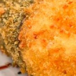 """Temaki Super Hot Double preparado com alga crocante e arroz temperado no ponto certo, recheado com camarão empanado crocante e suculento, que traz uma textura incrível a cada mordida. Para intensificar o sabor, conta com molho levemente picante e uma camada generosa de cream cheese que equilibra o toque apimentado. Enrolado na hora para garantir frescor e crocância, é a escolha perfeita para quem ama uma explosão de sabores e texturas."""