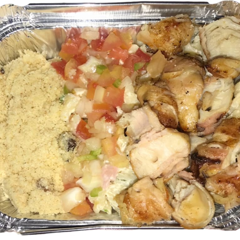 Macarronese, molho à campanha, farofa e 1 espeto coração.