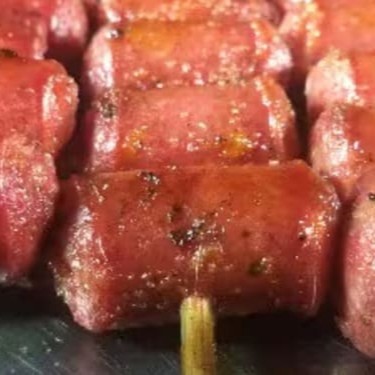 O Espeto de Linguiça Mineira de 100g é pura delícia! Grelhada até ficar perfeitamente suculenta e com o sabor defumado característico.