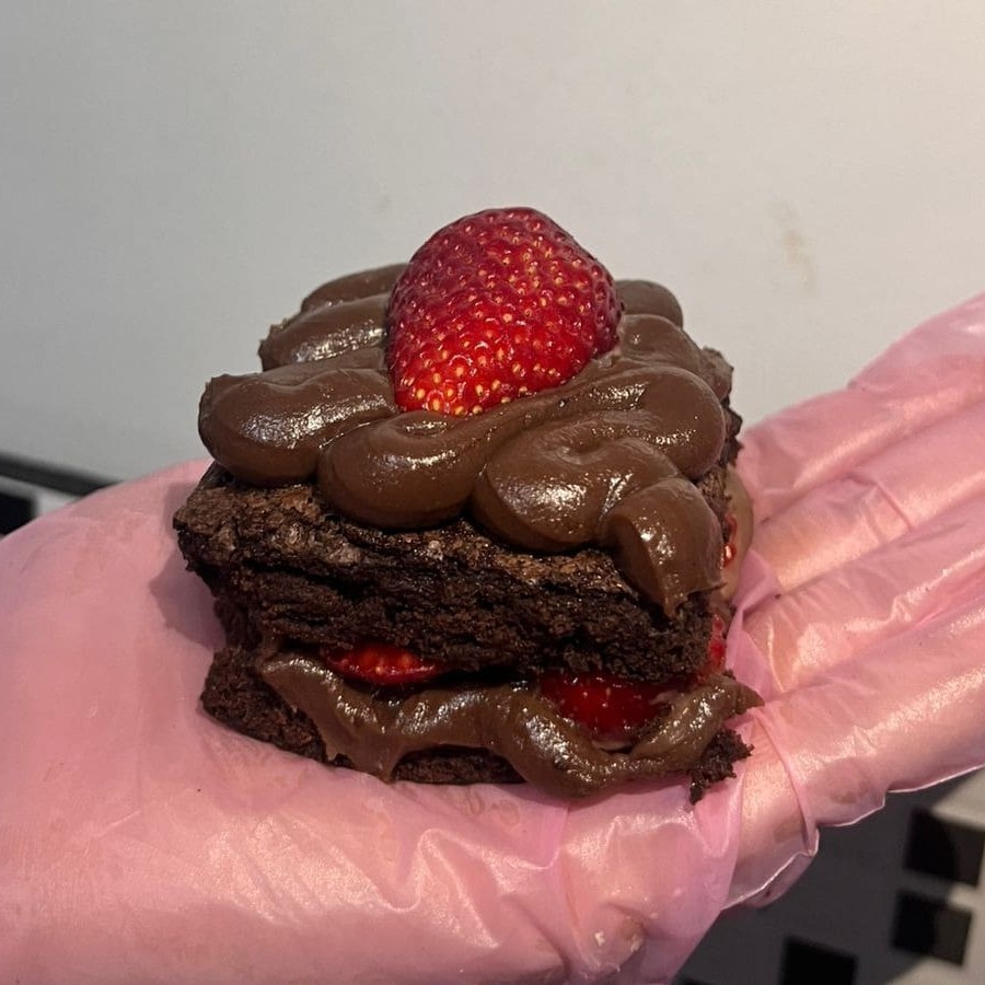 Brownie recheado com brigadeiro 50% e pedaços de morango frescos.