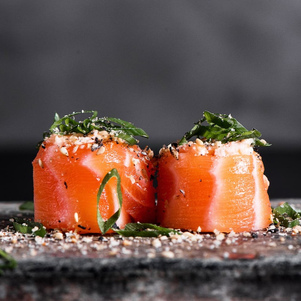 Lâmina de salmão recheado com pasta de salmão, finalizado com farofa de gergelim e cebolinha.
