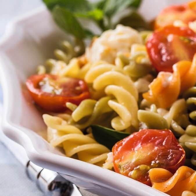 Escolha sua massa favorita, como Penne, Fusilli, ou Fettucine, e combine com uma seleção de molhos deliciosos, como Alho e Óleo, Alfredo, ou Pesto. Cada prato é preparado na hora, oferecendo uma refeição personalizada e cheia de sabor, exatamente do jeito que você gosta.