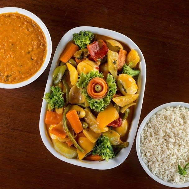 - posta de pescada amarela, envolvido ao molho de coco, legumes refogados no azeite, ovos cozidos, acompanha pirão e arroz branco.