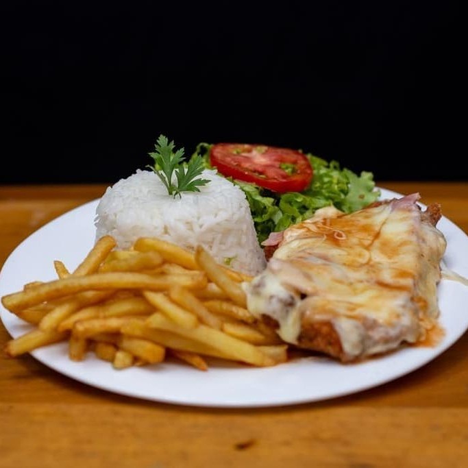 Desfrute do nosso delicioso 'Filé de Frango à Parmegiana', uma das melhores quentinhas do !   Este prato vem acompanhado de arroz bem temperado, feijão caseiro, macarrão, farofa crocante e um adicional à sua escolha.   Além disso, você tem a liberdade de escolher mais um acompanhamento a gosto entre as opções: batata frita crocante, nutritiva salada de legumes ou nosso salpicão saboroso   Uma refeição completa e saborosa para satisfazer o seu paladar.