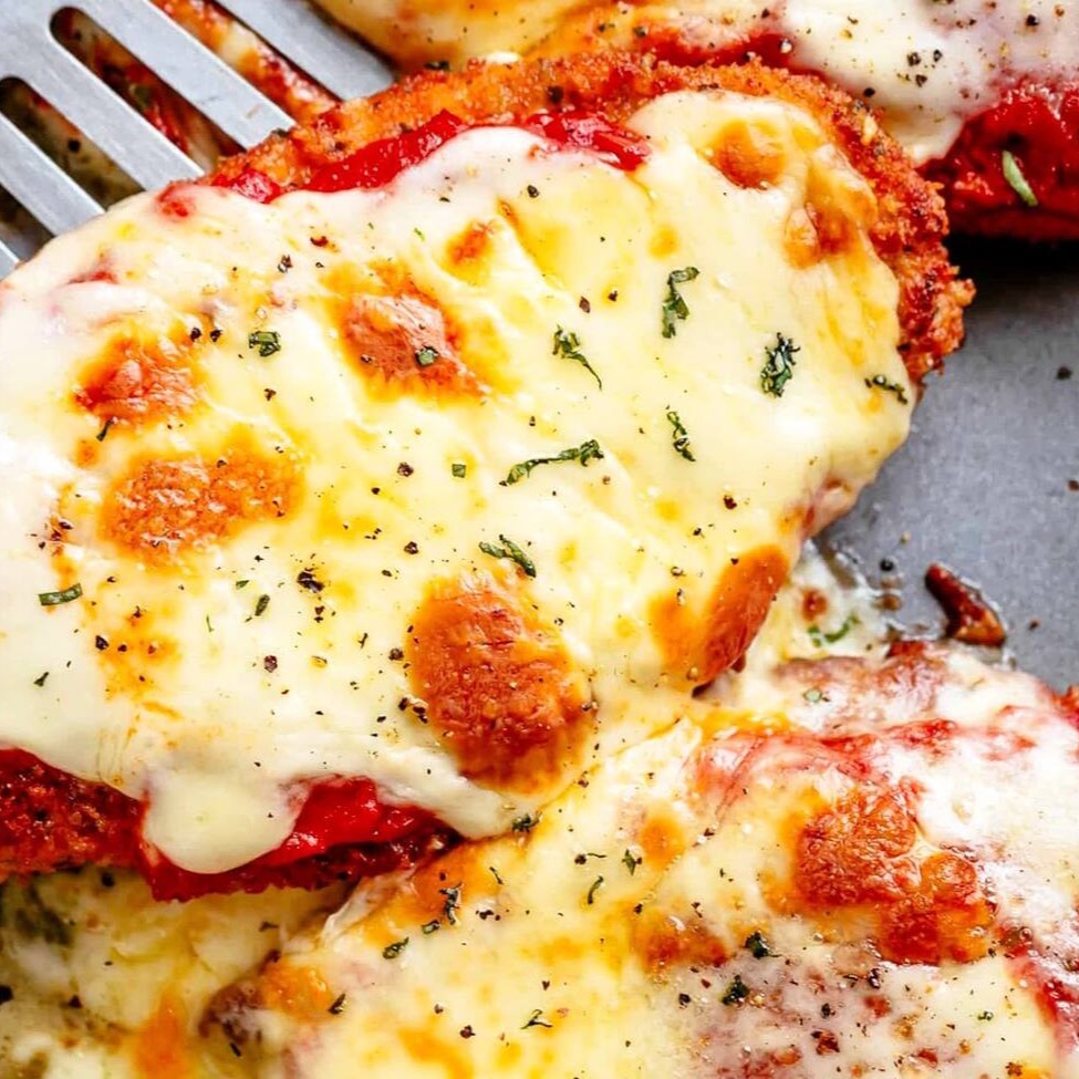 O prato mais pedido da casa. Frango a parmegiana com porção de fritas