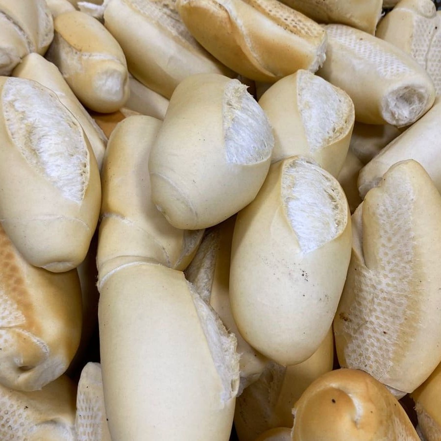 Aproveite a nossa Promoção - 10 Pães Franceses, estrelas da categoria 'Pães Quentinhos'. Estes pães são cuidadosamente assados até a perfeição, proporcionando uma casca crocante e um interior macio, quase derretendo. Perfeitos para começar o Dia ou para um lanche saboroso a qualquer hora. Adquira já essa delícia e sinta o prazer de um pãozinho francês recém-saído do forno, quentinho e irresistível. Não perca esta oportunidade incrível para levar para casa uma autêntica experiência de padaria!