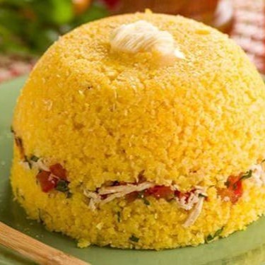 Personalize seu cuscuz do jeito que você prefere! Comece com nossa base tradicional, macia e leve, e escolha entre uma variedade de recheios salgados como carnes, queijos e temperos frescos. Uma refeição feita sob medida para o seu paladar, saborosa e nutritiva.