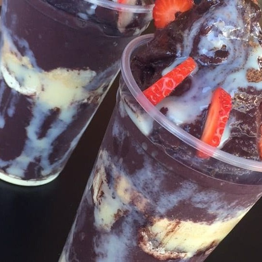 2 copos de 400ml, com caldas, condimentos e chantilly gratis