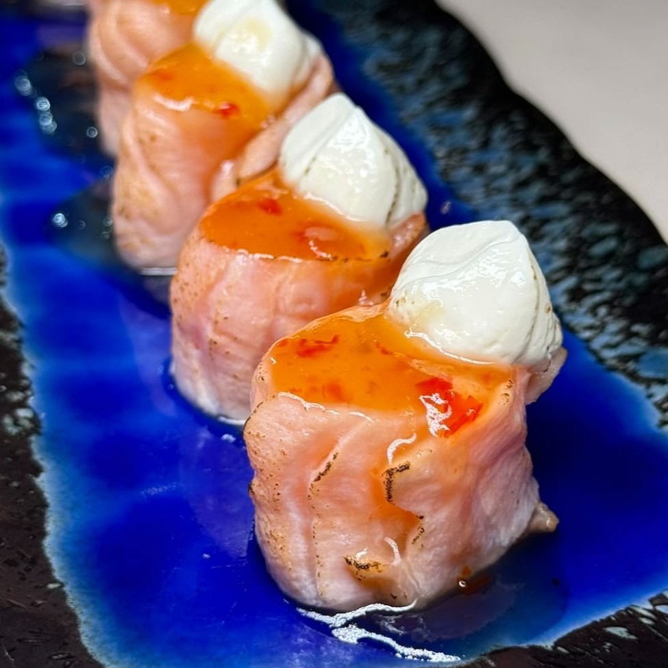 Encante-se com o sabor irresistível do Joy Divino! São 2 unidades recheadas com um delicioso e cremoso recheio, envoltas por uma camada de geleia fino e de alta qualidade. Cada mordida é uma experiência de puro prazer, com uma combinação perfeita de textura e sabor que vai te surpreender. Ideal para quem busca uma sobremesa sofisticada e deliciosa. Peça agora e experimente essa maravilha diretamen