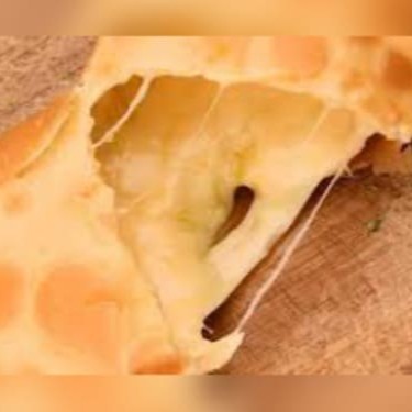 Pastel de 15cm com recheio de queijo mussarela.
