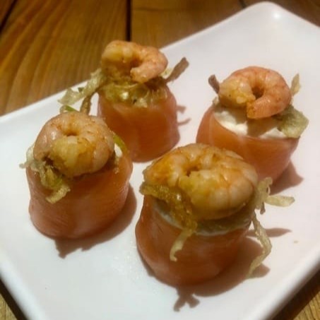 Enrolado de salmão tartar de camarão e palha de alho poró,porção com 6 unidades.