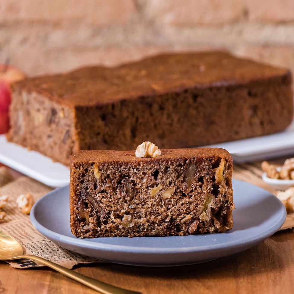 Bolo artesanal de maçã com nozes e amêndoas