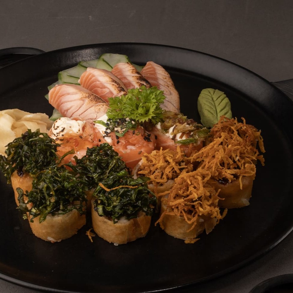 Os Queridinhos da Manu – 37 peças   Uma seleção única com os sabores mais amados, escolhidos com carinho e ousadia! Esse combo é perfeito para quem busca variedade, textura e um toque de criatividade em cada mordida:   - 10 Hot Skin crocantes   - 5 Haru de Camarão   - 5 Haru de Salmão   - 5 Uramaki de Peixe Branco com Shitake   - 5 Uramaki de Salmão com Laranja Caramelizada   - 1 Joy de Morango