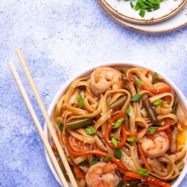 Yakisoba de camarão, recheado com repolho roxo, repolho verde, brócolis americano e molho especial da casa