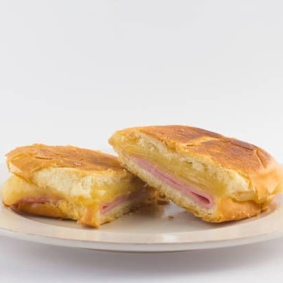 O nosso Misto Quente é um clássico irresistível da lanchonete, preparado com carinho e delicadeza. Ele é composto por fatias de queijo derretido, que se harmonizam perfeitamente com o sabor marcante do presunto de alta qualidade. Tudo isso é cuidadosamente acomodado entre duas fatias de pão macio e torrado na medida certa. Uma combinação perfeita de texturas e sabores que promete agradar ao paladar mais exigente. Venha se deliciar com este prato clássico e saboroso!