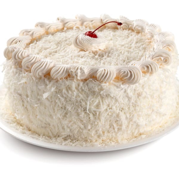 Bolo branco recheado com creme de coco, coberto com chantilly e coco flocado.