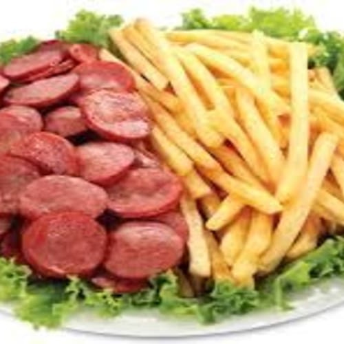 - calabresa frita na cebola c/ manteiga, acompanha batata frita