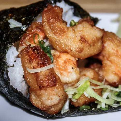 Cone de alga, arroz, camarão empanado, mix de cebolinha e alho poró.