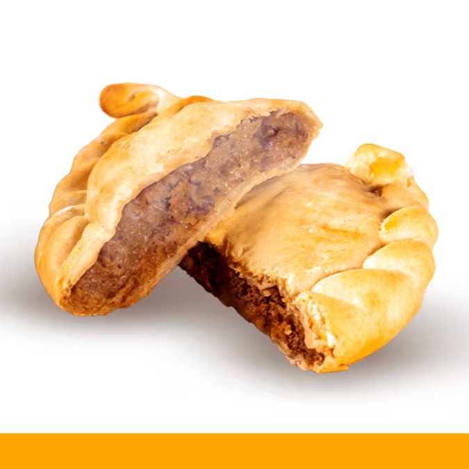 Apresentamos a irresistível Empanada Argentina, uma verdadeira obra-prima da culinária. Este delicado petisco é recheado com uma generosa porção de carne suculenta e tenra, habilmente cozida até atingir a perfeição. A carne é combinada com queijo de alta qualidade, derretido até a consistência ideal, criando uma combinação divina de sabores. Cada mordida desta empanada promete uma experiência culinária memorável, despertando todos os seus sentidos com sua textura inigualável e sabor autêntico. Perfeita para desfrutar a qualquer momento, esta Empanada Argentina é a opção perfeita para quem aprecia o melhor da gastronomia internacional.