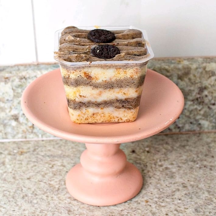 Massa fofinha de baunilha, creme de Ninho com pedaços crocantes de Oreo gourmet e finalização com dois mini Oreos irresistíveis – 250ml.