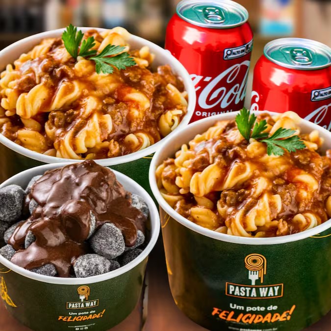 02 Potes Médio (350g cada) do autêntico Fusilli italiano envolvido em um saboroso molho bolonhesa, feito com carne moída selecionada, trazendo a tradição e o sabor da Itália. E 02 Cocas-Cola lata (350ml cada) para acompanhar e também 1 sobremesa incrível que é o nosso Nhoque de Oreo com ganache de chocolate.

**fotos meramente ilustrativas - devido ao acondicionamento em embalagem e transporte o produto poderá não ter a mesma aparência da foto.