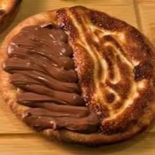 Metade chocolate ao leite outra metade chocolate branco forneável.