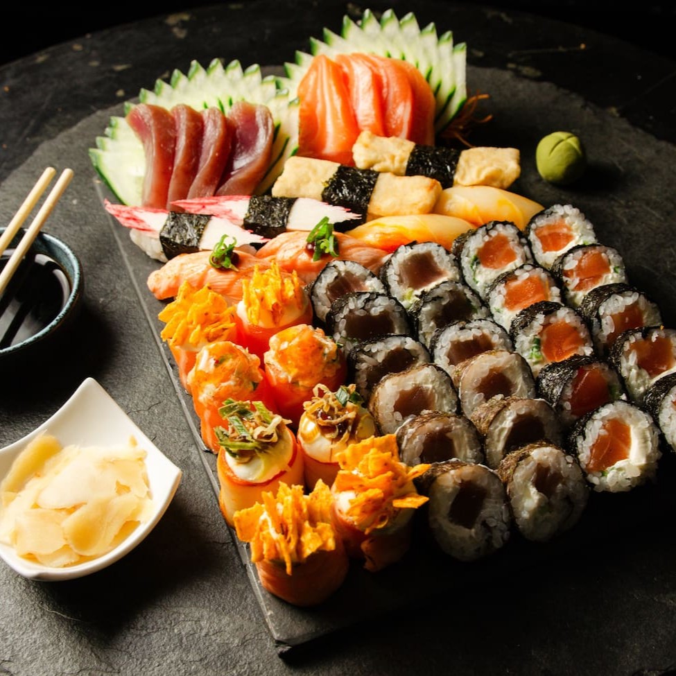 10 sashimis, 12 rolls e 4 sushis à sua escolha!