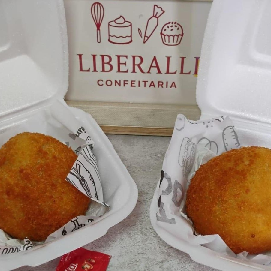 Nossa coxinha de frango da casa tem em média 215g, é feita com massa de batata e tem recheio cremoso, bem temperado e suculento de frango com cream cheese da Catupiry. Não espere e nem pense duas vezes, peça agora!