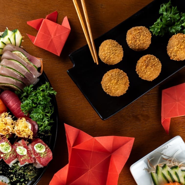 Conheça o Zui Sushi  No Zui Sushi, combinamos tradição e qualidade para trazer o melhor da culinária japonesa. Você pode saborear nossos pratos no conforto da sua casa via delivery ou nos visitar no nosso restaurante em Botafogo para uma experiência completa.  Rodízio de Sushi: Sushis, sashimis e mais, à vontade, em um rodízio delicioso.  Opções à la Carte: Lâmen, yakisoba e pratos tradicionais para todos os gostos. Venha nos conhecer! Estamos te esperando!  Endereço: Rua General Polidoro, 185 B – Botafogo – Rj