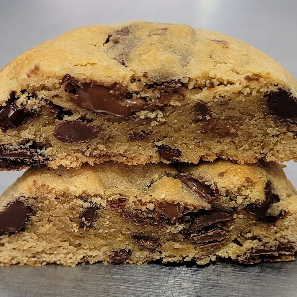 Nosso maravilhosoooo cookie de baunilha com mtooo chocolate  Fofinho e com aquela casquinha crocante   Aproximadamente 60g  Diquinha do Du : nosso cookie aquecido por 10/15 segundos no micro-ondas fica incrível também