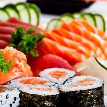 5 sashimi de salmão, 5 sashimi de atum, 5 hot sashimi de atum, 3 sushi de salmão, 3 sushi de atum, 3 sushi de kani, 3 sushi de skin, 2 sushi de camarão, 4 makimono tekka,  4 makimono califórnia.