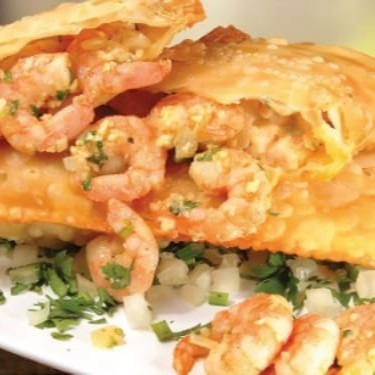 Uma deliciosa opção para os amantes de frutos do mar! Nosso pastel de camarão é recheado com camarões frescos, temperados na medida certa, oferecendo um sabor marcante e suculento. Envolto em uma massa crocante e dourada, cada mordida traz a essência do mar em uma experiência leve e irresistível. Ideal para quem busca um sabor sofisticado e inesquecível!