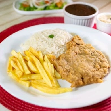 Desfrute de um prato delicioso, com bife de contra filé à milanesa, preparado com uma camada crocante e saborosa. Acompanha arroz soltinho, feijão saboroso, farofa crocante com calabresa (em saquinho separado) e mais um acompanhamento à sua escolha.  Nossas refeições são servidas em embalagem de isopor de aproximadamente 700ml.