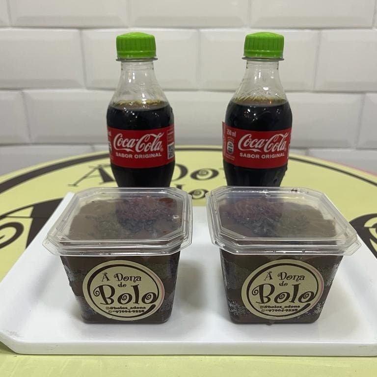 "2 bolos de pote brigadeiro "" O carro chefe "" ( 250gr ) + 2 refrigerantes caçulinha Coca cola ( 250 ml )"
