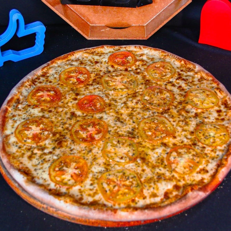 Deliciosa Pizza com Molho da artesanal da casa, mussarela gratinada, azeitona, tomate e orégano