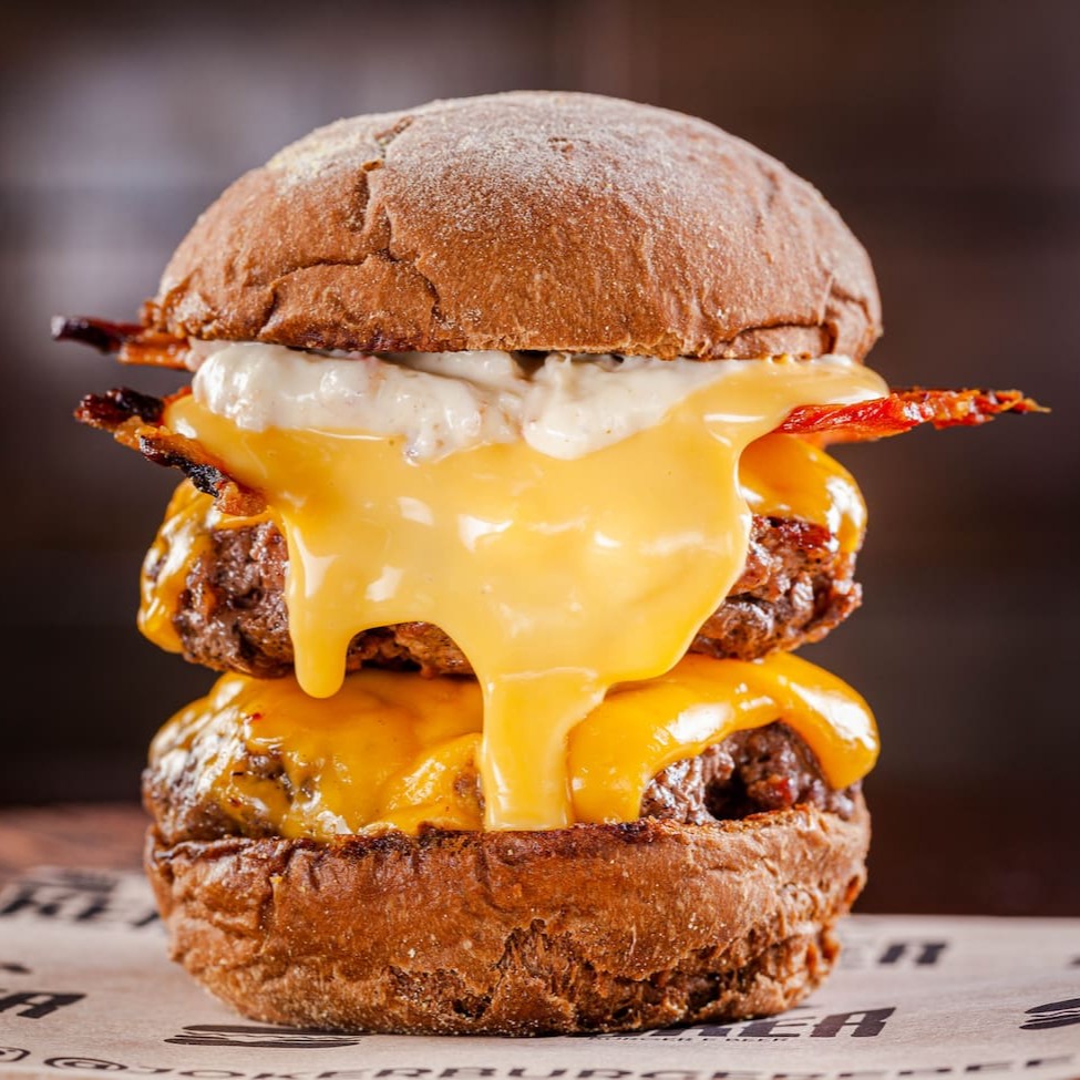 Dois Blends de 150g , cheddar ou prato, bacon em tiras, creme de cheddar artesanal, maionese de bacon, no pão australiano.