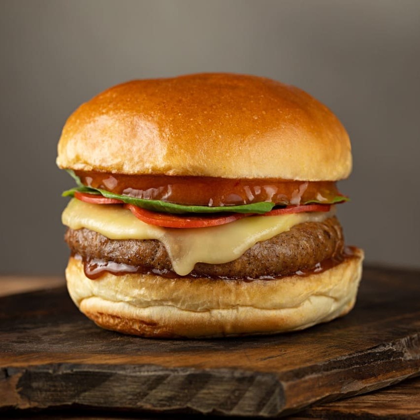 Com um sabor inigualável, esse burger agrada gregos e troianos. Pão de brioche, blend da casa de 160g, molho especial a base de curry, rúcula fresca, pepperoni, tomate grelhado, queijo meia cura e geleia de pimenta.