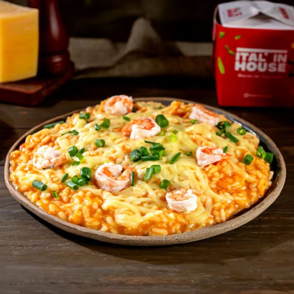 O risoto de camarão é uma combinação sofisticada e deliciosa. Cozido com caldo de legumes, com um toque de alecrim. Este prato oferece o perfeito frescor do mar e a cremosidade do risoto. Finalizado com queijo e cebolinha. (aprox. 650g)