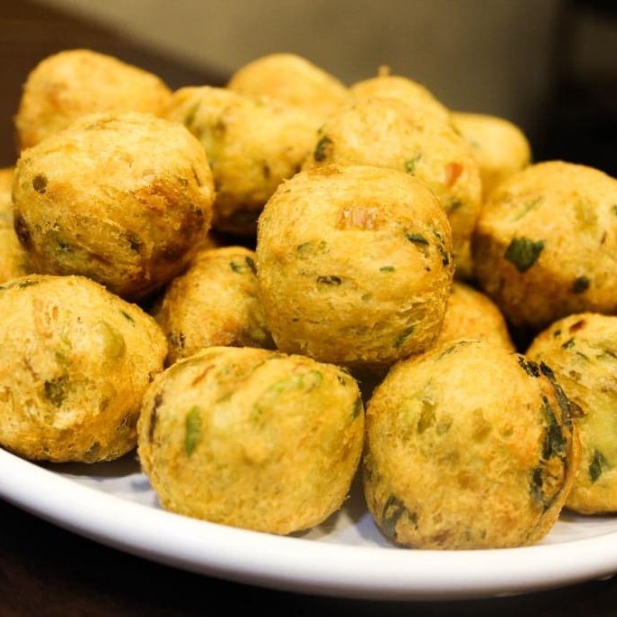Crocante por fora, macio por dentro e com o sabor marcante do bacalhau de verdade. Um salgado tradicional, feito com carinho e tempero no ponto. Perfeito pra um lanche especial ou pra impressionar nas reuniões!