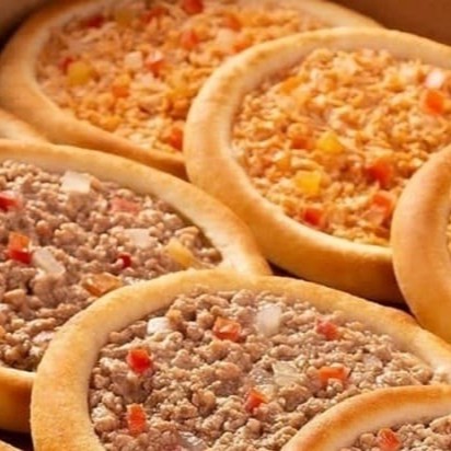 Aproveite o melhor dos dois mundos com nosso combo especial! Delicie-se com 04 suculentas esfihas de carne e 04 saborosas esfihas de frango, feitas com massa leve e recheios irresistíveis. Perfeito para compartilhar ou curtir sozinho, essa promoção da Semana das Esfihas vai conquistar seu paladar. Não perca!