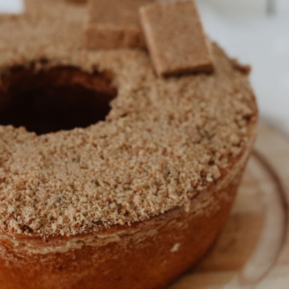 Massa branca com sabor de amendoim na massa e coberta de doce de leite com farelo de paçoca. Huuuuuum, já deu água na boca, né?!