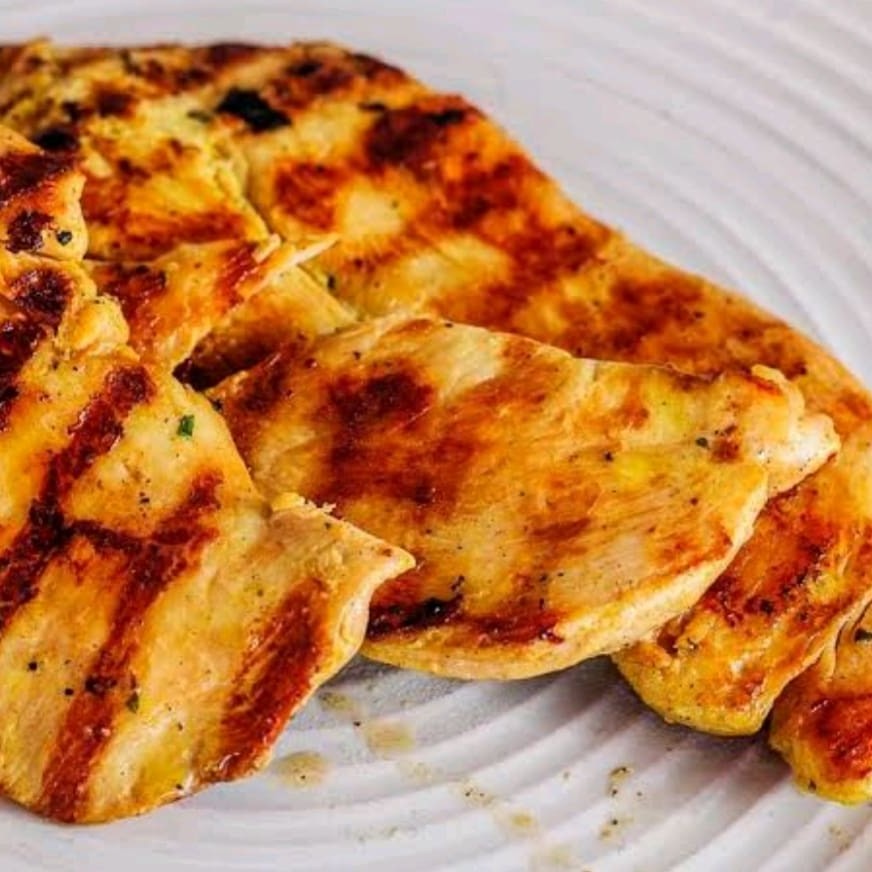 Acompanha; Arroz, Feijão e Farofa